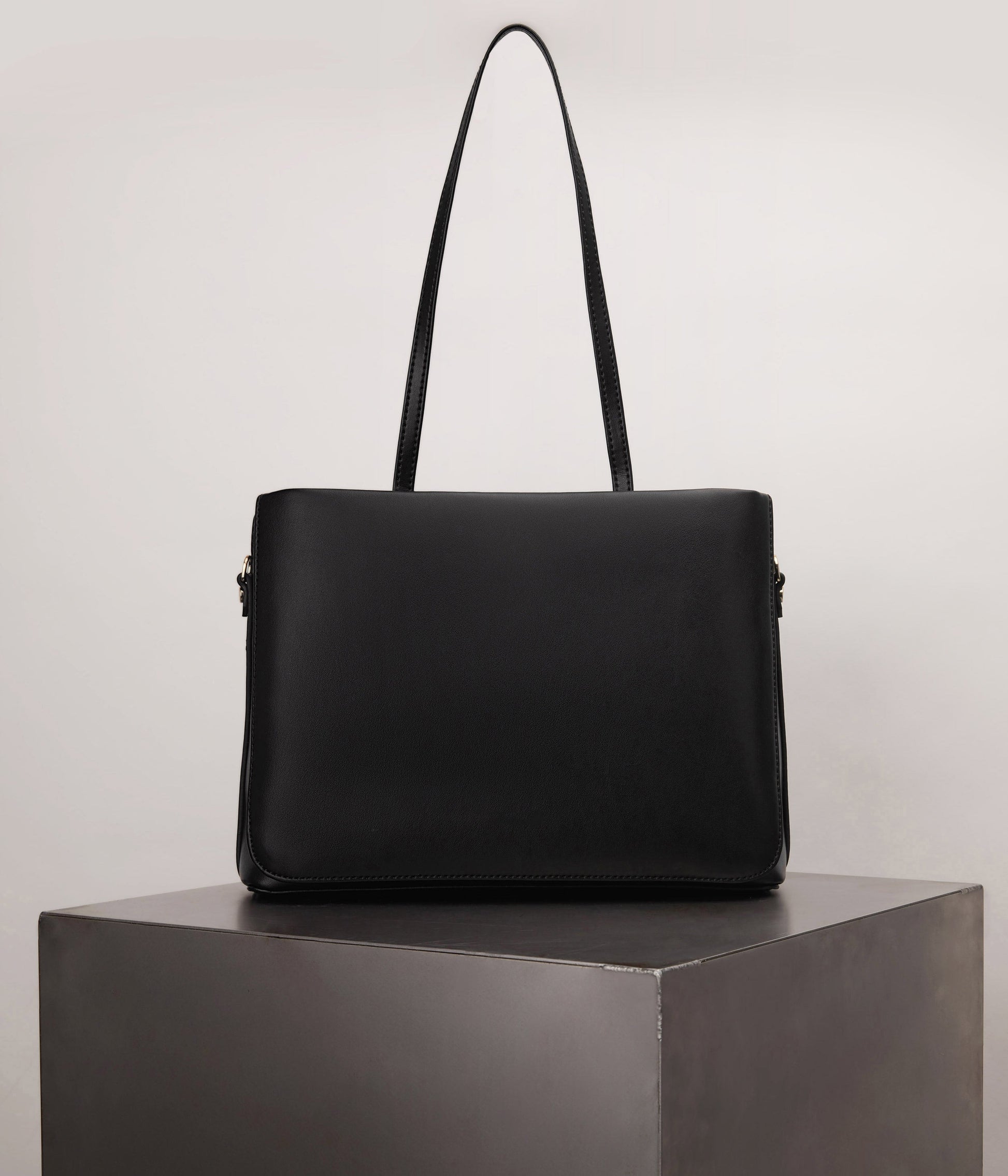 variant:: black -- maia appleskin black