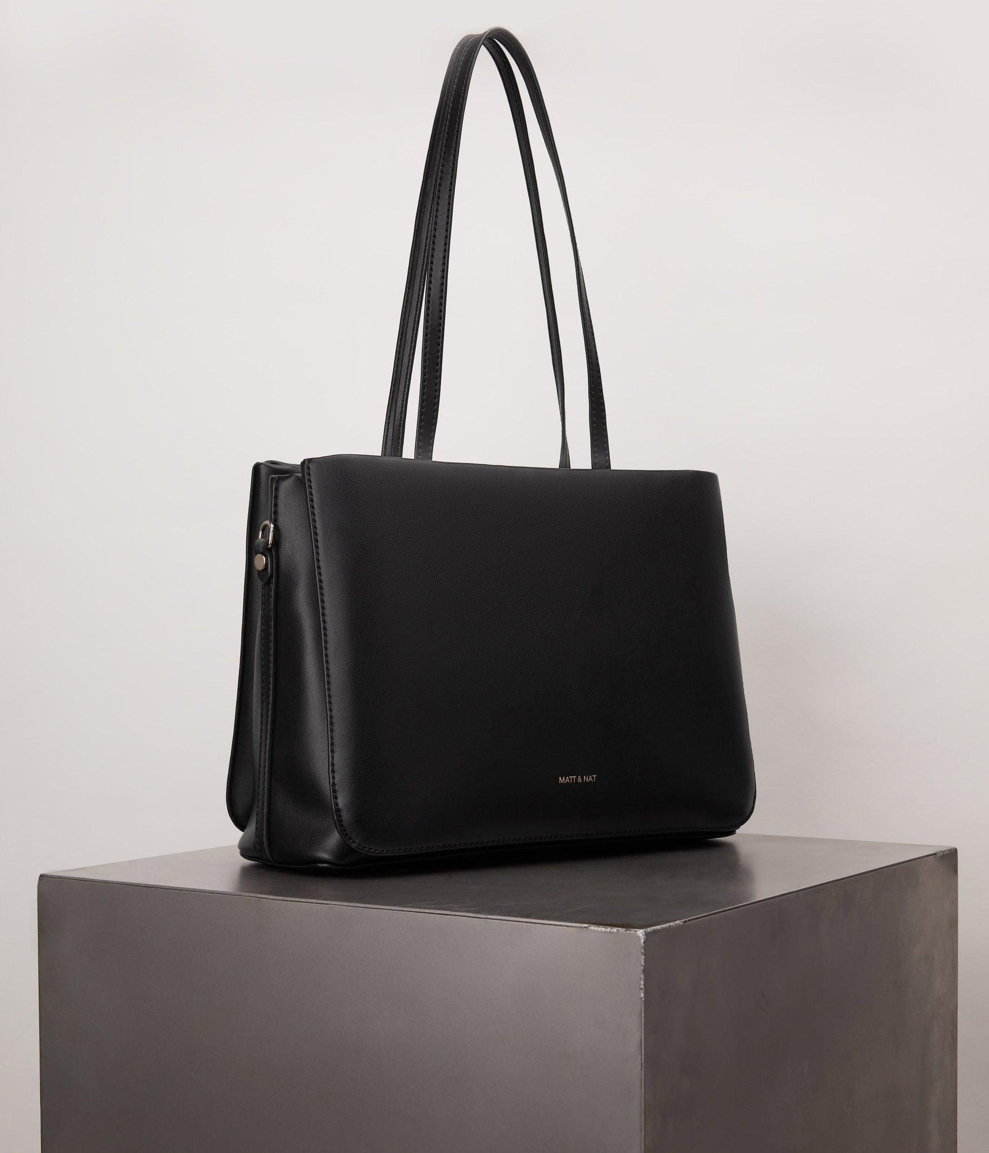 variant:: black -- maia appleskin black