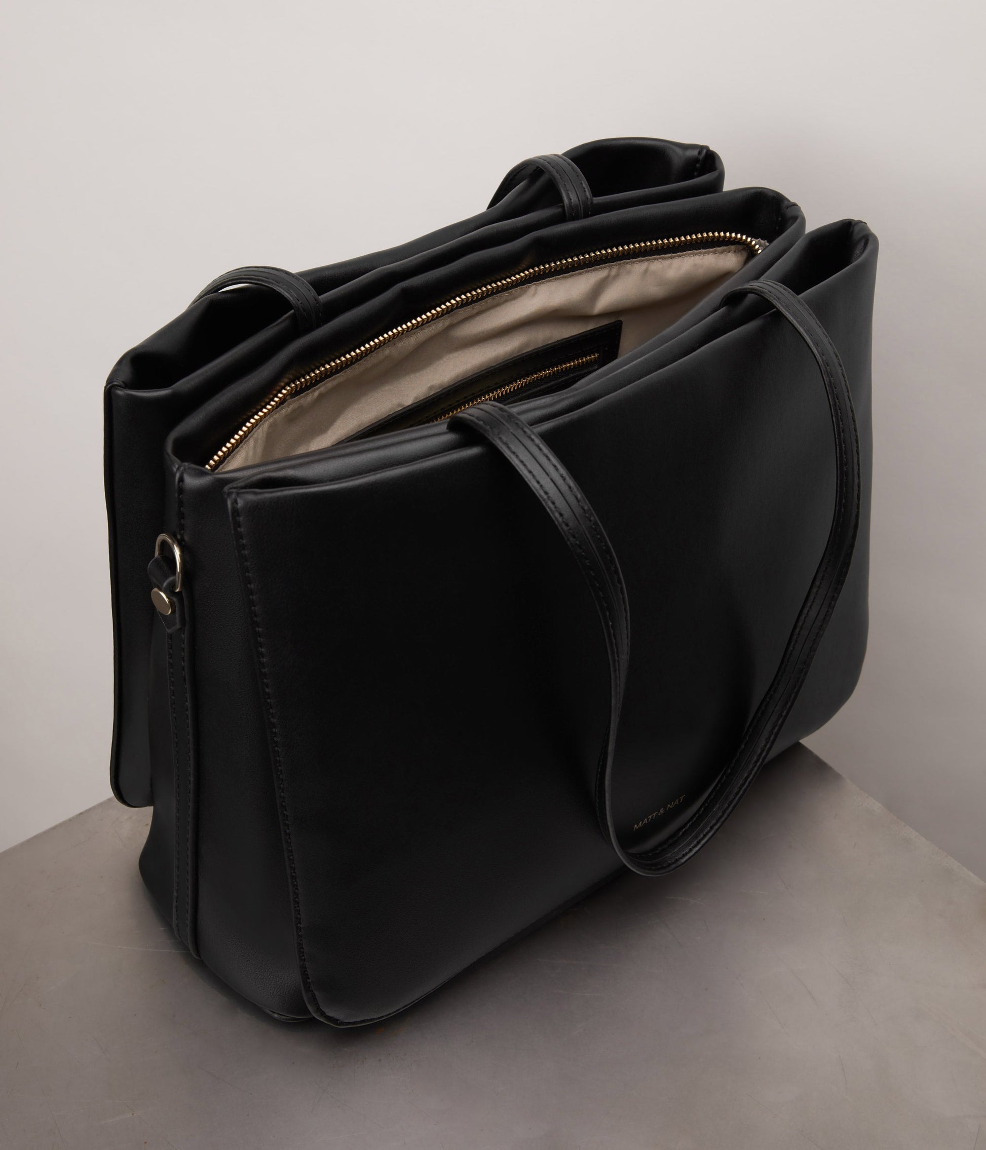 variant:: black -- maia appleskin black