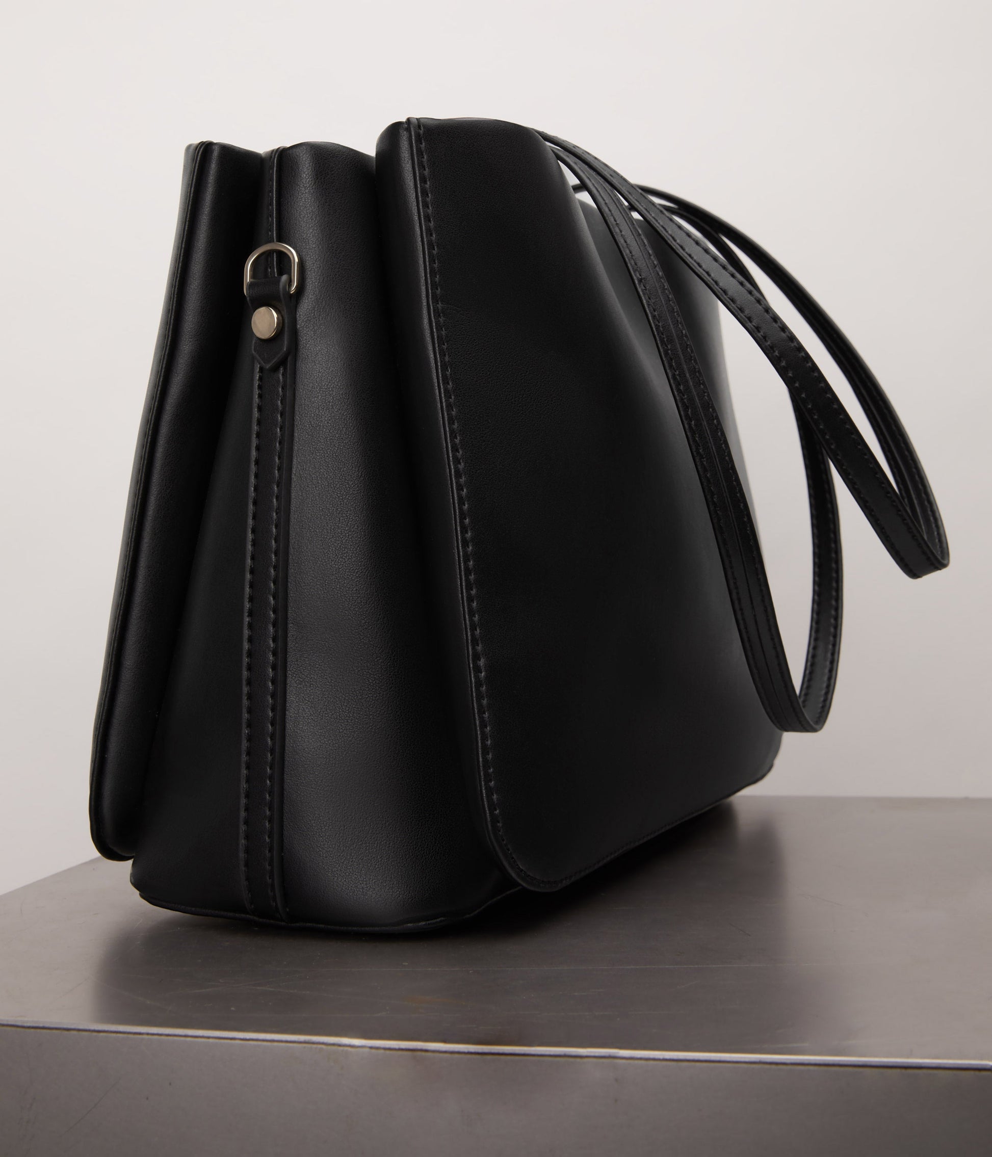 variant:: black -- maia appleskin black